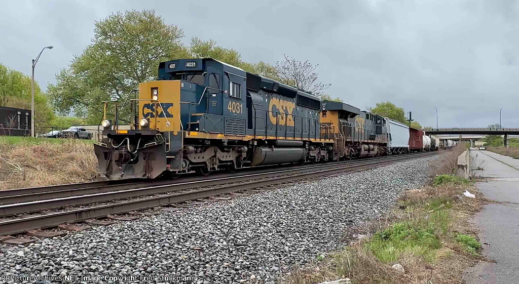 CSX 4031, how about that unit leading?